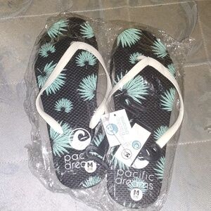 2 Pairs Pacific Dreams size Medium (7-8) rubber and plastic floral flip flops